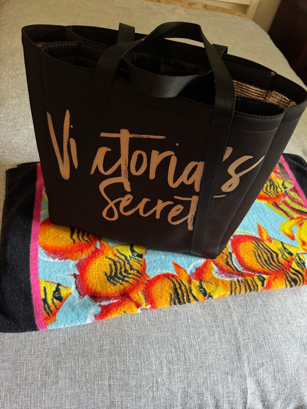 Victoria's Secret Beach Cooler Insulated Carry-All
Wine Tote Bag in Black - Picture 9 of 12